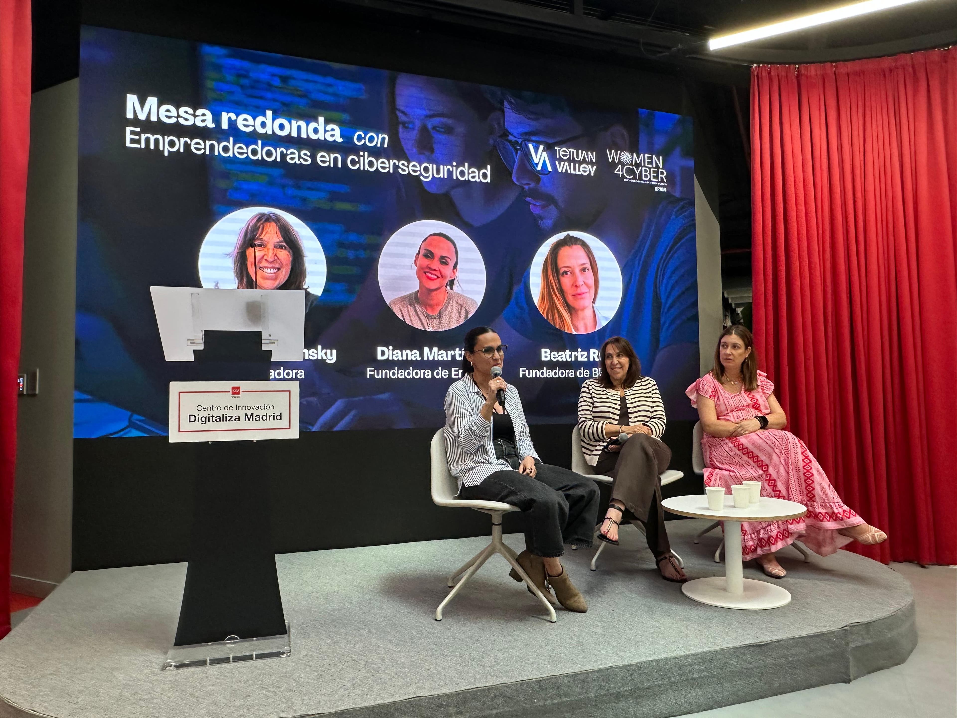 Diana Martínez en el Hackathon de Ciberseguridad de Women4Cyber Spain y Tetuan Valley, Madrid.